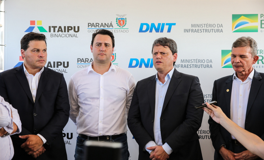 O governador Carlos Massa Ratinho Junior, junto com o ministro da Infraestrutura, Tarcísio Freitas, e o diretor-geral brasileiro da Itaipu Binacional, Joaquim Silva e Luna, vistoria nesta sexta-feira (28) as obras de construção da Ponte da Integração Brasil e Paraguai, em Foz do Iguaçu