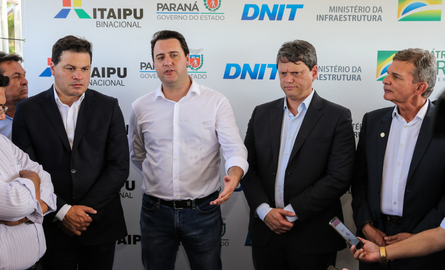O governador Carlos Massa Ratinho Junior, junto com o ministro da Infraestrutura, Tarcísio Freitas, e o diretor-geral brasileiro da Itaipu Binacional, Joaquim Silva e Luna, vistoria nesta sexta-feira (28) as obras de construção da Ponte da Integração Brasil e Paraguai, em Foz do Iguaçu