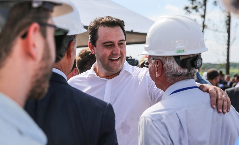 O governador Carlos Massa Ratinho Junior, junto com o ministro da Infraestrutura, Tarcísio Freitas, e o diretor-geral brasileiro da Itaipu Binacional, Joaquim Silva e Luna, vistoria nesta sexta-feira (28) as obras de construção da Ponte da Integração Brasil e Paraguai, em Foz do Iguaçu