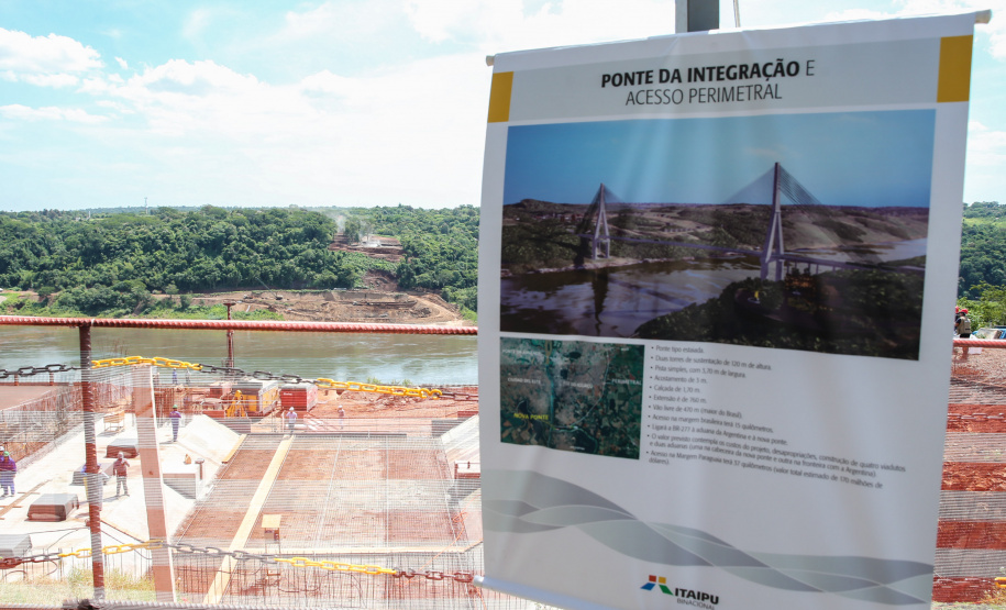 O governador Carlos Massa Ratinho Junior, junto com o ministro da Infraestrutura, Tarcísio Freitas, e o diretor-geral brasileiro da Itaipu Binacional, Joaquim Silva e Luna, vistoria nesta sexta-feira (28) as obras de construção da Ponte da Integração Brasil e Paraguai, em Foz do Iguaçu