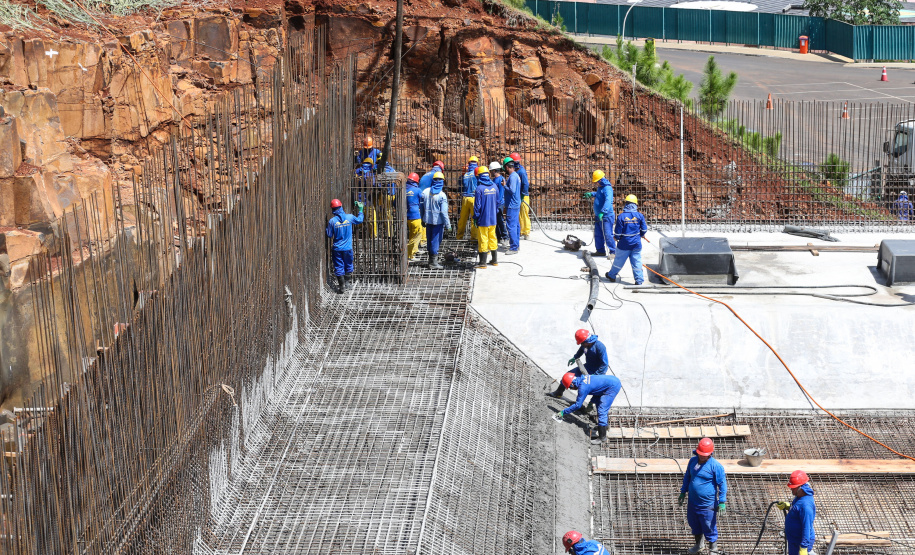 O governador Carlos Massa Ratinho Junior, junto com o ministro da Infraestrutura, Tarcísio Freitas, e o diretor-geral brasileiro da Itaipu Binacional, Joaquim Silva e Luna, vistoria nesta sexta-feira (28) as obras de construção da Ponte da Integração Brasil e Paraguai, em Foz do Iguaçu