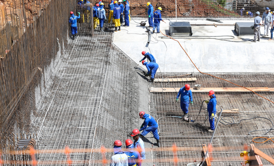 O governador Carlos Massa Ratinho Junior, junto com o ministro da Infraestrutura, Tarcísio Freitas, e o diretor-geral brasileiro da Itaipu Binacional, Joaquim Silva e Luna, vistoria nesta sexta-feira (28) as obras de construção da Ponte da Integração Brasil e Paraguai, em Foz do Iguaçu