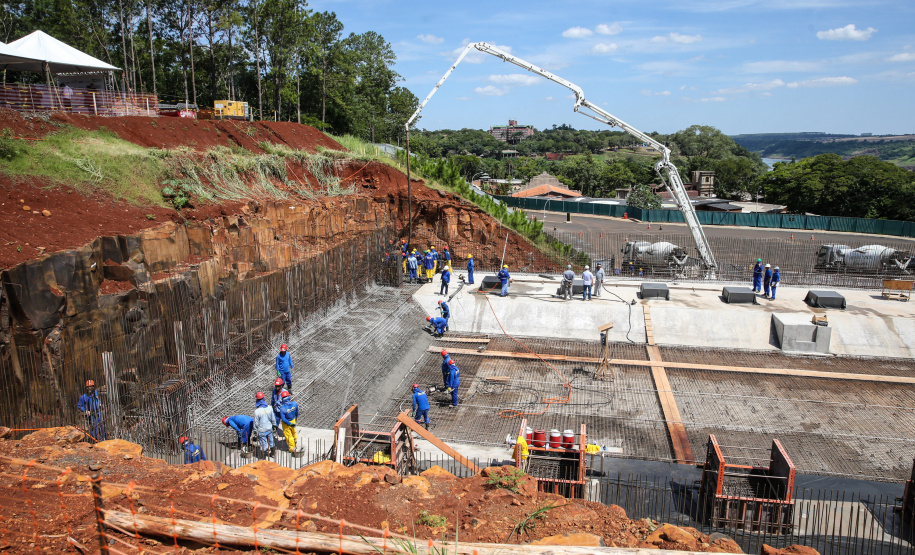 O governador Carlos Massa Ratinho Junior, junto com o ministro da Infraestrutura, Tarcísio Freitas, e o diretor-geral brasileiro da Itaipu Binacional, Joaquim Silva e Luna, vistoria nesta sexta-feira (28) as obras de construção da Ponte da Integração Brasil e Paraguai, em Foz do Iguaçu