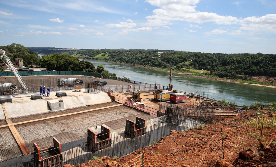O governador Carlos Massa Ratinho Junior, junto com o ministro da Infraestrutura, Tarcísio Freitas, e o diretor-geral brasileiro da Itaipu Binacional, Joaquim Silva e Luna, vistoria nesta sexta-feira (28) as obras de construção da Ponte da Integração Brasil e Paraguai, em Foz do Iguaçu