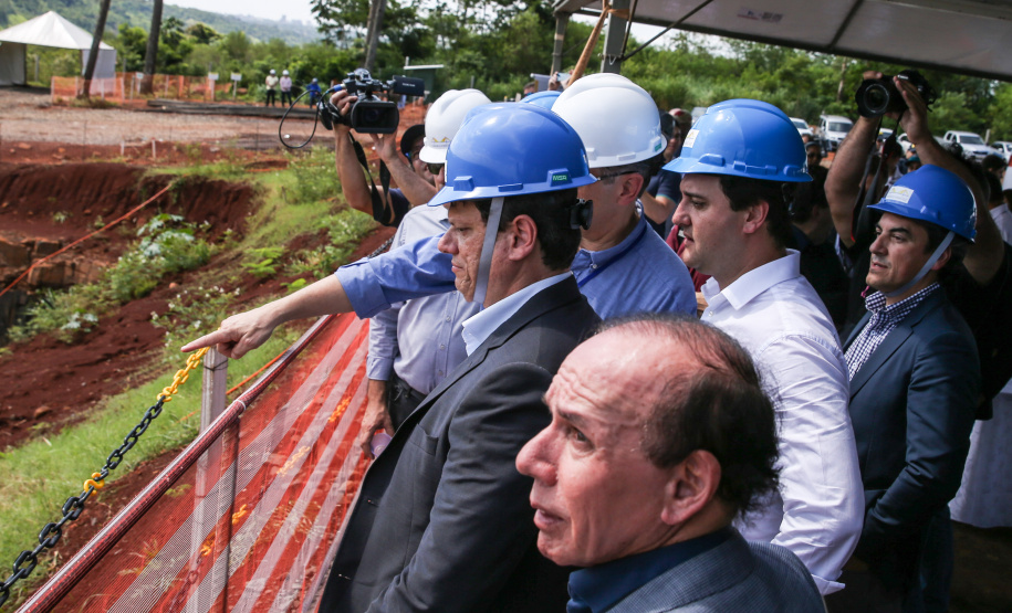O governador Carlos Massa Ratinho Junior, junto com o ministro da Infraestrutura, Tarcísio Freitas, e o diretor-geral brasileiro da Itaipu Binacional, Joaquim Silva e Luna, vistoria nesta sexta-feira (28) as obras de construção da Ponte da Integração Brasil e Paraguai, em Foz do Iguaçu
