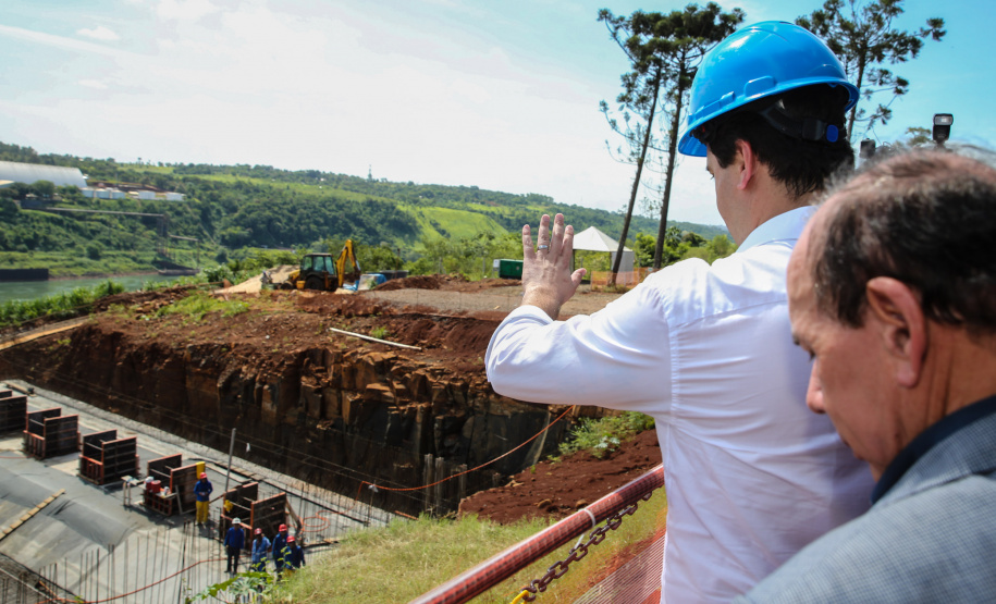 O governador Carlos Massa Ratinho Junior, junto com o ministro da Infraestrutura, Tarcísio Freitas, e o diretor-geral brasileiro da Itaipu Binacional, Joaquim Silva e Luna, vistoria nesta sexta-feira (28) as obras de construção da Ponte da Integração Brasil e Paraguai, em Foz do Iguaçu