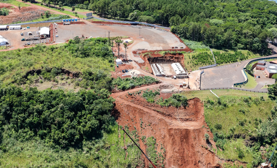 O governador Carlos Massa Ratinho Junior, junto com o ministro da Infraestrutura, Tarcísio Freitas, e o diretor-geral brasileiro da Itaipu Binacional, Joaquim Silva e Luna, vistoria nesta sexta-feira (28) as obras de construção da Ponte da Integração Brasil e Paraguai, em Foz do Iguaçu. O Governo do Paraná é o gestor da obra, que é financiada pela hidrelétrica binacional.  -  Curitiba, 28/02/2020  -  Foto: Rodrigo Félix Leal/AEN