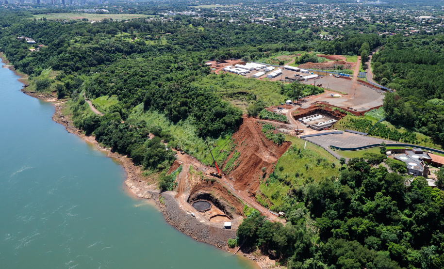 O governador Carlos Massa Ratinho Junior, junto com o ministro da Infraestrutura, Tarcísio Freitas, e o diretor-geral brasileiro da Itaipu Binacional, Joaquim Silva e Luna, vistoria nesta sexta-feira (28) as obras de construção da Ponte da Integração Brasil e Paraguai, em Foz do Iguaçu. O Governo do Paraná é o gestor da obra, que é financiada pela hidrelétrica binacional.  -  Curitiba, 28/02/2020  -  Foto: Rodrigo Félix Leal/AEN