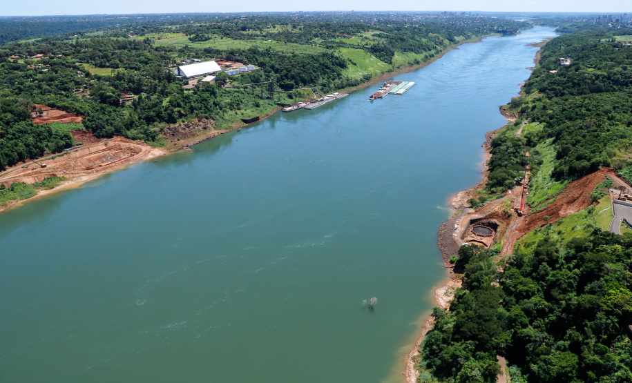 O governador Carlos Massa Ratinho Junior, junto com o ministro da Infraestrutura, Tarcísio Freitas, e o diretor-geral brasileiro da Itaipu Binacional, Joaquim Silva e Luna, vistoria nesta sexta-feira (28) as obras de construção da Ponte da Integração Brasil e Paraguai, em Foz do Iguaçu. O Governo do Paraná é o gestor da obra, que é financiada pela hidrelétrica binacional.  -  Curitiba, 28/02/2020  -  Foto: Rodrigo Félix Leal/AEN