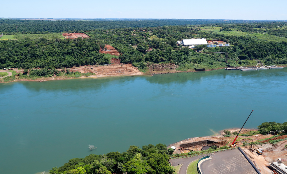 O governador Carlos Massa Ratinho Junior, junto com o ministro da Infraestrutura, Tarcísio Freitas, e o diretor-geral brasileiro da Itaipu Binacional, Joaquim Silva e Luna, vistoria nesta sexta-feira (28) as obras de construção da Ponte da Integração Brasil e Paraguai, em Foz do Iguaçu. O Governo do Paraná é o gestor da obra, que é financiada pela hidrelétrica binacional.  -  Curitiba, 28/02/2020  -  Foto: Rodrigo Félix Leal/AEN