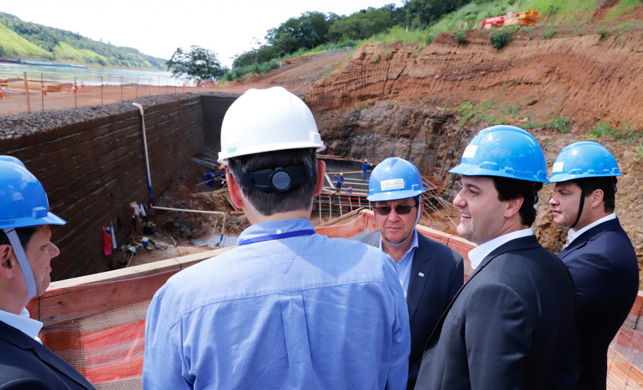 O governador Carlos Massa Ratinho Junior, junto com o ministro da Infraestrutura, Tarcísio Freitas, e o diretor-geral brasileiro da Itaipu Binacional, Joaquim Silva e Luna, vistoria nesta sexta-feira (28) as obras de construção da Ponte da Integração Brasil e Paraguai, em Foz do Iguaçu. O Governo do Paraná é o gestor da obra, que é financiada pela hidrelétrica binacional.  -  Curitiba, 28/02/2020  -  Foto: Rodrigo Félix Leal/AEN