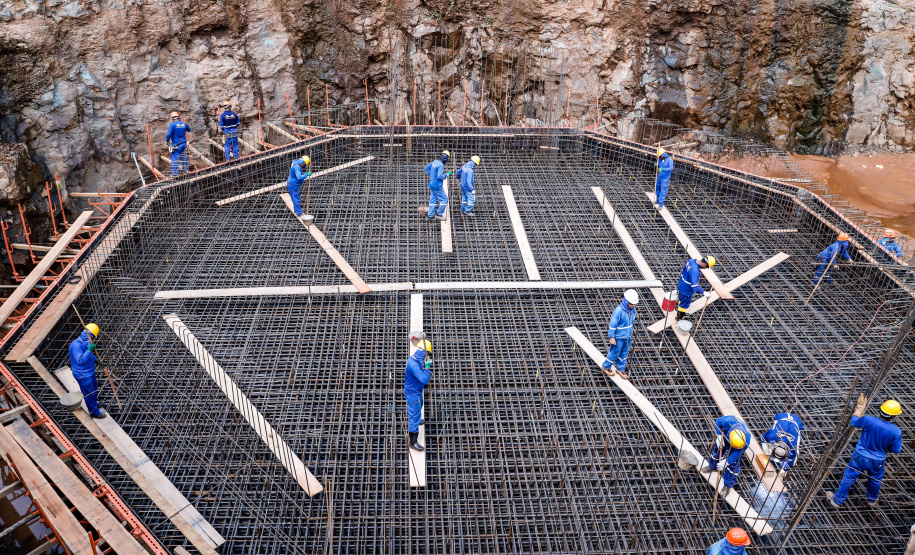 O governador Carlos Massa Ratinho Junior, junto com o ministro da Infraestrutura, Tarcísio Freitas, e o diretor-geral brasileiro da Itaipu Binacional, Joaquim Silva e Luna, vistoria nesta sexta-feira (28) as obras de construção da Ponte da Integração Brasil e Paraguai, em Foz do Iguaçu. O Governo do Paraná é o gestor da obra, que é financiada pela hidrelétrica binacional.  -  Curitiba, 28/02/2020  -  Foto: Rodrigo Félix Leal/AEN
