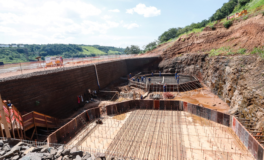 O governador Carlos Massa Ratinho Junior, junto com o ministro da Infraestrutura, Tarcísio Freitas, e o diretor-geral brasileiro da Itaipu Binacional, Joaquim Silva e Luna, vistoria nesta sexta-feira (28) as obras de construção da Ponte da Integração Brasil e Paraguai, em Foz do Iguaçu. O Governo do Paraná é o gestor da obra, que é financiada pela hidrelétrica binacional.  -  Curitiba, 28/02/2020  -  Foto: Rodrigo Félix Leal/AEN