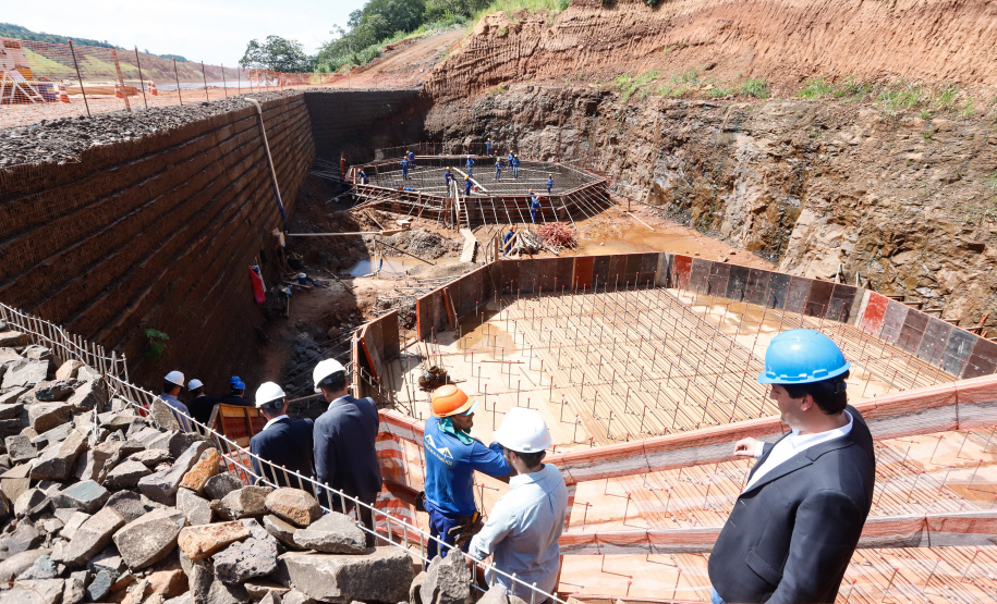O governador Carlos Massa Ratinho Junior, junto com o ministro da Infraestrutura, Tarcísio Freitas, e o diretor-geral brasileiro da Itaipu Binacional, Joaquim Silva e Luna, vistoria nesta sexta-feira (28) as obras de construção da Ponte da Integração Brasil e Paraguai, em Foz do Iguaçu. O Governo do Paraná é o gestor da obra, que é financiada pela hidrelétrica binacional.  -  Curitiba, 28/02/2020  -  Foto: Rodrigo Félix Leal/AEN
