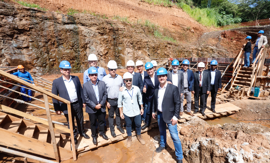 O governador Carlos Massa Ratinho Junior, junto com o ministro da Infraestrutura, Tarcísio Freitas, e o diretor-geral brasileiro da Itaipu Binacional, Joaquim Silva e Luna, vistoria nesta sexta-feira (28) as obras de construção da Ponte da Integração Brasil e Paraguai, em Foz do Iguaçu. O Governo do Paraná é o gestor da obra, que é financiada pela hidrelétrica binacional.  -  Curitiba, 28/02/2020  -  Foto: Rodrigo Félix Leal/AEN