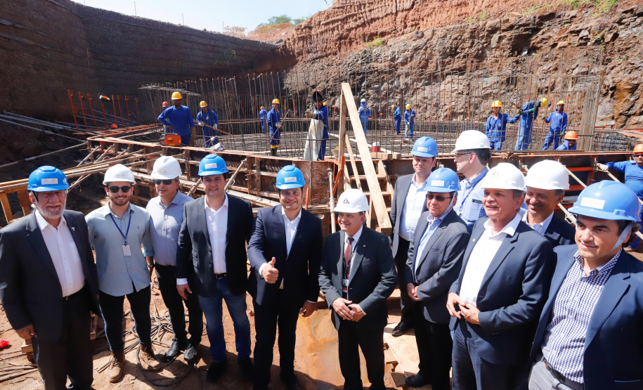 O governador Carlos Massa Ratinho Junior, junto com o ministro da Infraestrutura, Tarcísio Freitas, e o diretor-geral brasileiro da Itaipu Binacional, Joaquim Silva e Luna, vistoria nesta sexta-feira (28) as obras de construção da Ponte da Integração Brasil e Paraguai, em Foz do Iguaçu. O Governo do Paraná é o gestor da obra, que é financiada pela hidrelétrica binacional.  -  Curitiba, 28/02/2020  -  Foto: Rodrigo Félix Leal/AEN