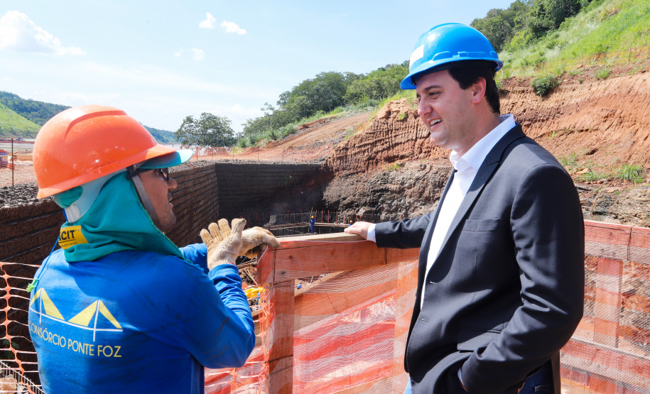 O governador Carlos Massa Ratinho Junior, junto com o ministro da Infraestrutura, Tarcísio Freitas, e o diretor-geral brasileiro da Itaipu Binacional, Joaquim Silva e Luna, vistoria nesta sexta-feira (28) as obras de construção da Ponte da Integração Brasil e Paraguai, em Foz do Iguaçu. O Governo do Paraná é o gestor da obra, que é financiada pela hidrelétrica binacional.  -  Curitiba, 28/02/2020  -  Foto: Rodrigo Félix Leal/AEN