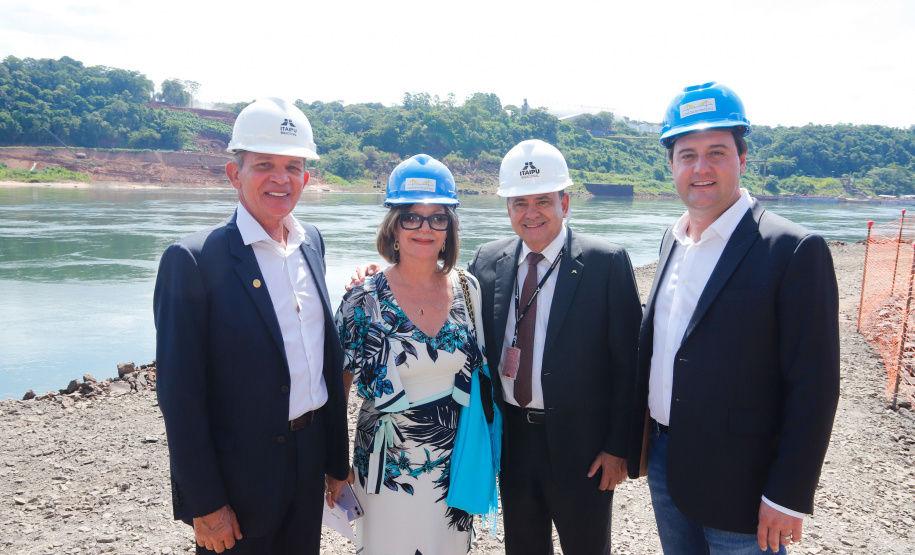 O governador Carlos Massa Ratinho Junior, junto com o ministro da Infraestrutura, Tarcísio Freitas, e o diretor-geral brasileiro da Itaipu Binacional, Joaquim Silva e Luna, vistoria nesta sexta-feira (28) as obras de construção da Ponte da Integração Brasil e Paraguai, em Foz do Iguaçu. O Governo do Paraná é o gestor da obra, que é financiada pela hidrelétrica binacional.  -  Curitiba, 28/02/2020  -  Foto: Rodrigo Félix Leal/AEN