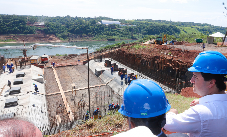 O governador Carlos Massa Ratinho Junior, junto com o ministro da Infraestrutura, Tarcísio Freitas, e o diretor-geral brasileiro da Itaipu Binacional, Joaquim Silva e Luna, vistoria nesta sexta-feira (28) as obras de construção da Ponte da Integração Brasil e Paraguai, em Foz do Iguaçu. O Governo do Paraná é o gestor da obra, que é financiada pela hidrelétrica binacional.  -  Curitiba, 28/02/2020  -  Foto: Rodrigo Félix Leal/AEN