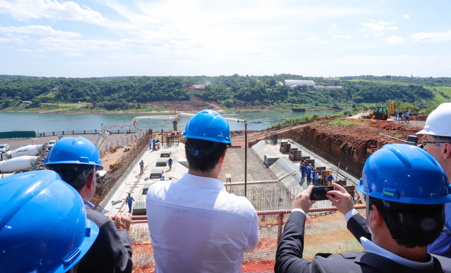 O governador Carlos Massa Ratinho Junior, junto com o ministro da Infraestrutura, Tarcísio Freitas, e o diretor-geral brasileiro da Itaipu Binacional, Joaquim Silva e Luna, vistoria nesta sexta-feira (28) as obras de construção da Ponte da Integração Brasil e Paraguai, em Foz do Iguaçu. O Governo do Paraná é o gestor da obra, que é financiada pela hidrelétrica binacional.  -  Curitiba, 28/02/2020  -  Foto: Rodrigo Félix Leal/AEN