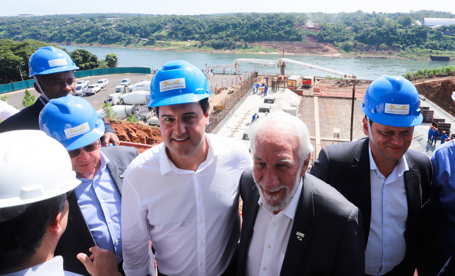 O governador Carlos Massa Ratinho Junior, junto com o ministro da Infraestrutura, Tarcísio Freitas, e o diretor-geral brasileiro da Itaipu Binacional, Joaquim Silva e Luna, vistoria nesta sexta-feira (28) as obras de construção da Ponte da Integração Brasil e Paraguai, em Foz do Iguaçu. O Governo do Paraná é o gestor da obra, que é financiada pela hidrelétrica binacional.  -  Curitiba, 28/02/2020  -  Foto: Rodrigo Félix Leal/AEN