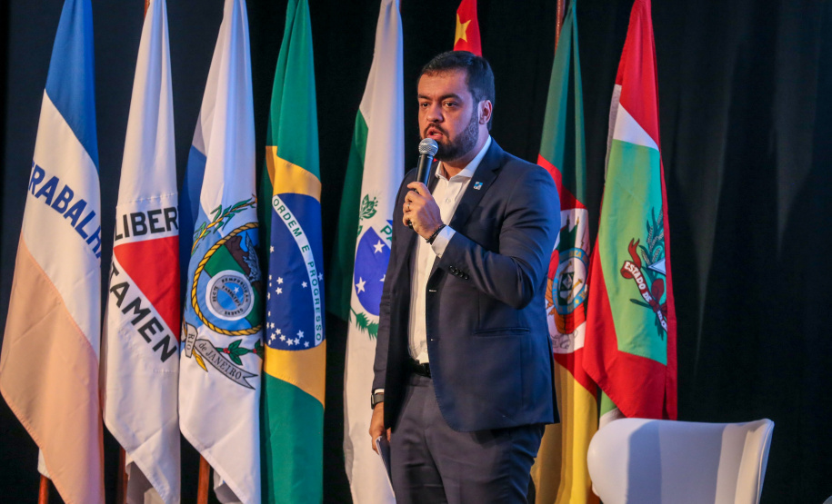 Discurso do vice governador do Rio de Janeiro, Cláudio Castro. Governadores de sete estados participam neste sábado (29), em Foz do Iguaçu, do sexto encontro do Consórcio de Integração Sul e Sudeste (Cosud). O encontro acontece no Hotel Wish.   29/02/2020 -  Foto: Geraldo Bubniak/AEN
