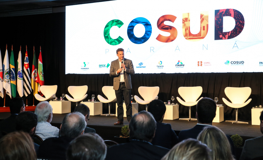 Palestra com o economista Eduardo Moreira. Governadores de sete estados participam neste sábado (29), em Foz do Iguaçu, do sexto encontro do Consórcio de Integração Sul e Sudeste (Cosud). O encontro acontece no Hotel Wish.   29/02/2020 -  Foto: Geraldo Bubniak/AEN
