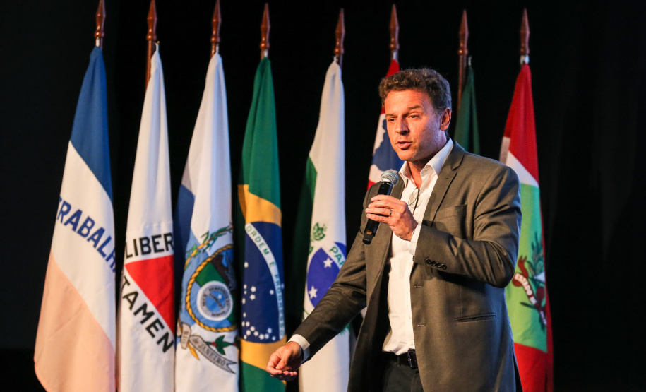 Palestra com o economista Eduardo Moreira. Governadores de sete estados participam neste sábado (29), em Foz do Iguaçu, do sexto encontro do Consórcio de Integração Sul e Sudeste (Cosud). O encontro acontece no Hotel Wish.   29/02/2020 -  Foto: Geraldo Bubniak/AEN