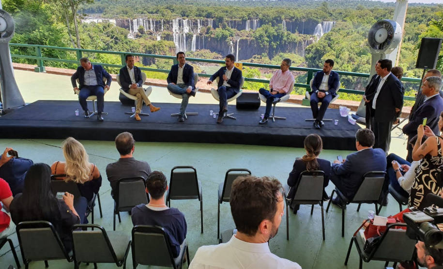 Compromisso com o desenvolvimento sustentável, reformas estruturantes, proteção das fronteiras e um pedido para que o governo federal dê suporte aos estados para um possível enfrentamento ao coronavírus estão entre os principais pontos da Carta de Foz do Iguaçu. O documento final do encontro do Consórcio de Integração Sul e Sudeste (Cosud) foi apresentado neste sábado (29) pelos governadores das duas regiões, durante uma coletiva de imprensa no Parque Nacional do Iguaçu.