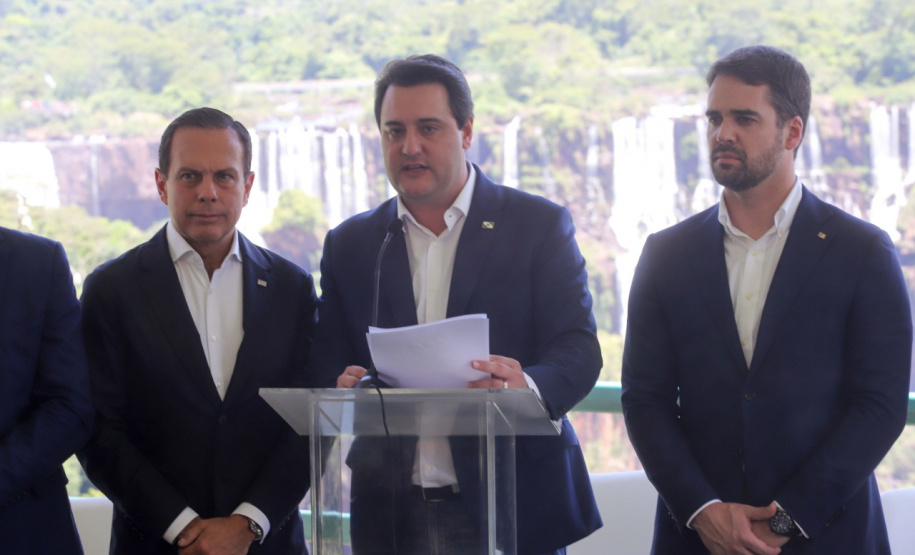 Compromisso com o desenvolvimento sustentável, reformas estruturantes, proteção das fronteiras e um pedido para que o governo federal dê suporte aos estados para um possível enfrentamento ao coronavírus estão entre os principais pontos da Carta de Foz do Iguaçu. O documento final do encontro do Consórcio de Integração Sul e Sudeste (Cosud) foi apresentado neste sábado (29) pelos governadores das duas regiões, durante uma coletiva de imprensa no Parque Nacional do Iguaçu.