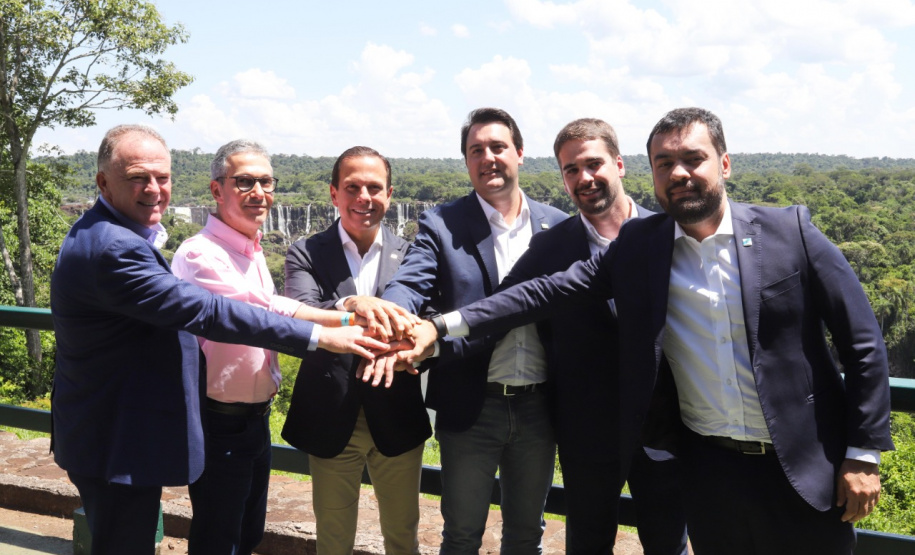 Compromisso com o desenvolvimento sustentável, reformas estruturantes, proteção das fronteiras e um pedido para que o governo federal dê suporte aos estados para um possível enfrentamento ao coronavírus estão entre os principais pontos da Carta de Foz do Iguaçu. O documento final do encontro do Consórcio de Integração Sul e Sudeste (Cosud) foi apresentado neste sábado (29) pelos governadores das duas regiões, durante uma coletiva de imprensa no Parque Nacional do Iguaçu.