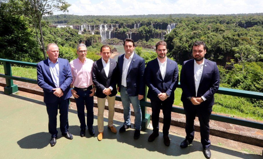 Compromisso com o desenvolvimento sustentável, reformas estruturantes, proteção das fronteiras e um pedido para que o governo federal dê suporte aos estados para um possível enfrentamento ao coronavírus estão entre os principais pontos da Carta de Foz do Iguaçu. O documento final do encontro do Consórcio de Integração Sul e Sudeste (Cosud) foi apresentado neste sábado (29) pelos governadores das duas regiões, durante uma coletiva de imprensa no Parque Nacional do Iguaçu.