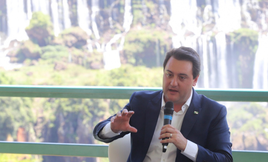 Compromisso com o desenvolvimento sustentável, reformas estruturantes, proteção das fronteiras e um pedido para que o governo federal dê suporte aos estados para um possível enfrentamento ao coronavírus estão entre os principais pontos da Carta de Foz do Iguaçu. O documento final do encontro do Consórcio de Integração Sul e Sudeste (Cosud) foi apresentado neste sábado (29) pelos governadores das duas regiões, durante uma coletiva de imprensa no Parque Nacional do Iguaçu.