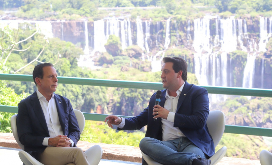 Compromisso com o desenvolvimento sustentável, reformas estruturantes, proteção das fronteiras e um pedido para que o governo federal dê suporte aos estados para um possível enfrentamento ao coronavírus estão entre os principais pontos da Carta de Foz do Iguaçu. O documento final do encontro do Consórcio de Integração Sul e Sudeste (Cosud) foi apresentado neste sábado (29) pelos governadores das duas regiões, durante uma coletiva de imprensa no Parque Nacional do Iguaçu.