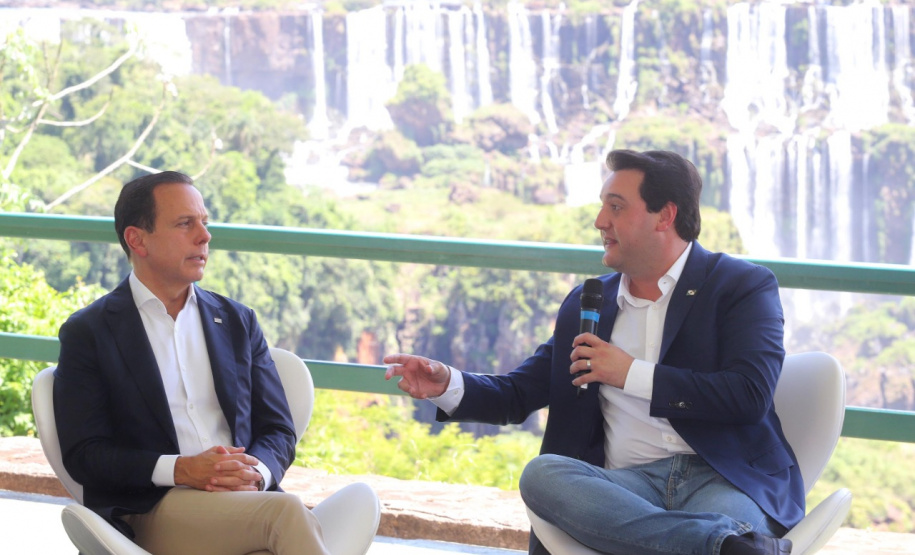 Compromisso com o desenvolvimento sustentável, reformas estruturantes, proteção das fronteiras e um pedido para que o governo federal dê suporte aos estados para um possível enfrentamento ao coronavírus estão entre os principais pontos da Carta de Foz do Iguaçu. O documento final do encontro do Consórcio de Integração Sul e Sudeste (Cosud) foi apresentado neste sábado (29) pelos governadores das duas regiões, durante uma coletiva de imprensa no Parque Nacional do Iguaçu.