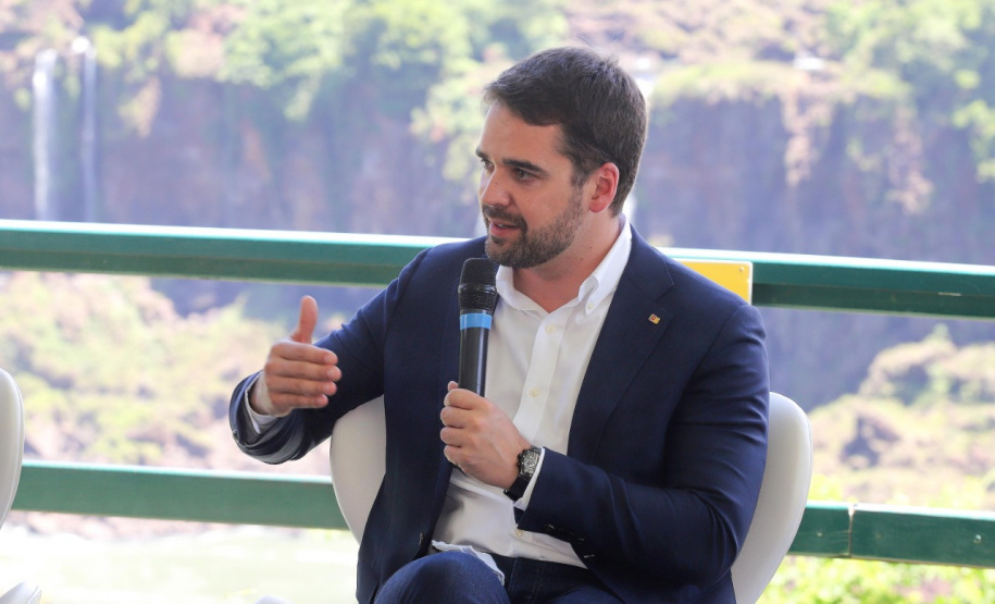 Compromisso com o desenvolvimento sustentável, reformas estruturantes, proteção das fronteiras e um pedido para que o governo federal dê suporte aos estados para um possível enfrentamento ao coronavírus estão entre os principais pontos da Carta de Foz do Iguaçu. O documento final do encontro do Consórcio de Integração Sul e Sudeste (Cosud) foi apresentado neste sábado (29) pelos governadores das duas regiões, durante uma coletiva de imprensa no Parque Nacional do Iguaçu.