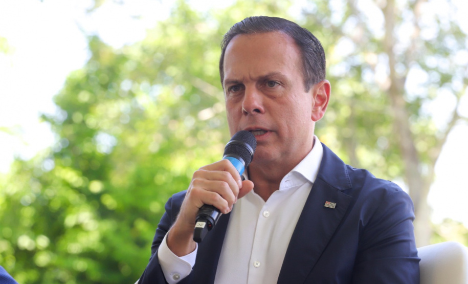 Compromisso com o desenvolvimento sustentável, reformas estruturantes, proteção das fronteiras e um pedido para que o governo federal dê suporte aos estados para um possível enfrentamento ao coronavírus estão entre os principais pontos da Carta de Foz do Iguaçu. O documento final do encontro do Consórcio de Integração Sul e Sudeste (Cosud) foi apresentado neste sábado (29) pelos governadores das duas regiões, durante uma coletiva de imprensa no Parque Nacional do Iguaçu.