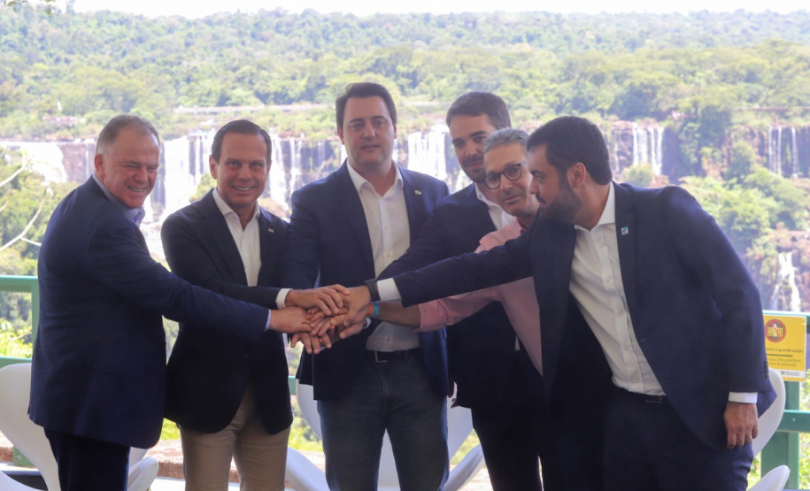 Compromisso com o desenvolvimento sustentável, reformas estruturantes, proteção das fronteiras e um pedido para que o governo federal dê suporte aos estados para um possível enfrentamento ao coronavírus estão entre os principais pontos da Carta de Foz do Iguaçu. O documento final do encontro do Consórcio de Integração Sul e Sudeste (Cosud) foi apresentado neste sábado (29) pelos governadores das duas regiões, durante uma coletiva de imprensa no Parque Nacional do Iguaçu.