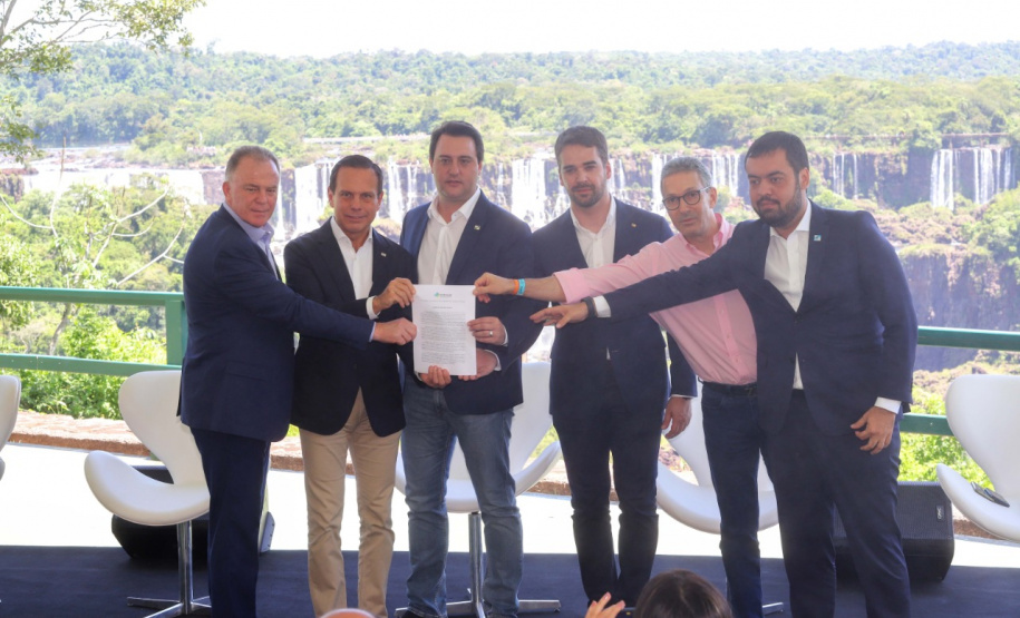Compromisso com o desenvolvimento sustentável, reformas estruturantes, proteção das fronteiras e um pedido para que o governo federal dê suporte aos estados para um possível enfrentamento ao coronavírus estão entre os principais pontos da Carta de Foz do Iguaçu. O documento final do encontro do Consórcio de Integração Sul e Sudeste (Cosud) foi apresentado neste sábado (29) pelos governadores das duas regiões, durante uma coletiva de imprensa no Parque Nacional do Iguaçu.