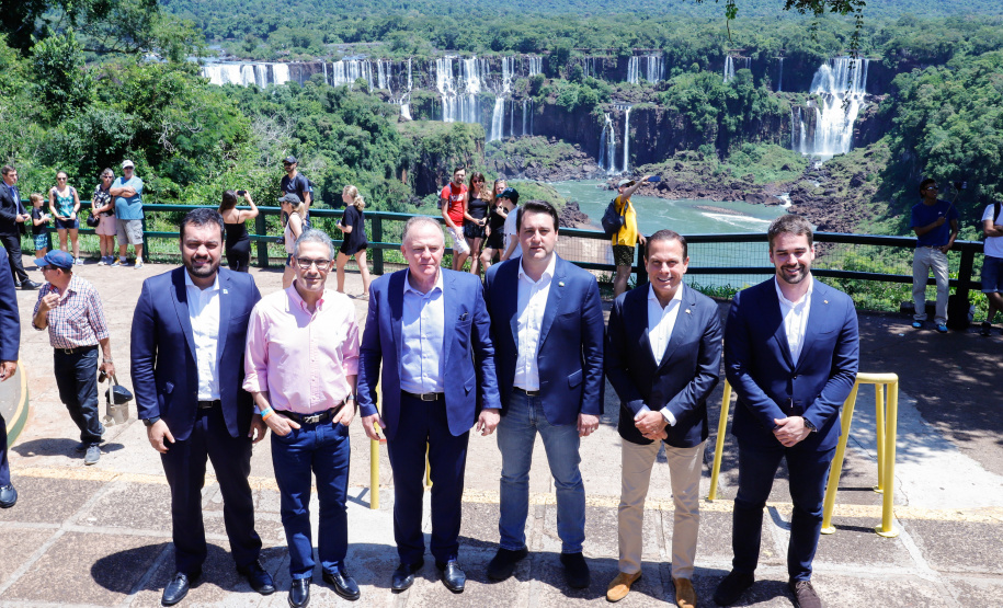 Compromisso com o desenvolvimento sustentável, reformas estruturantes, proteção das fronteiras e um pedido para que o governo federal dê suporte aos estados para um possível enfrentamento ao coronavírus estão entre os principais pontos da Carta de Foz do Iguaçu. O documento final do encontro do Consórcio de Integração Sul e Sudeste (Cosud) foi apresentado neste sábado (29) pelos governadores das duas regiões, durante uma coletiva de imprensa no Parque Nacional do Iguaçu.