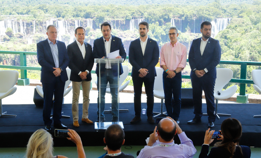 Compromisso com o desenvolvimento sustentável, reformas estruturantes, proteção das fronteiras e um pedido para que o governo federal dê suporte aos estados para um possível enfrentamento ao coronavírus estão entre os principais pontos da Carta de Foz do Iguaçu. O documento final do encontro do Consórcio de Integração Sul e Sudeste (Cosud) foi apresentado neste sábado (29) pelos governadores das duas regiões, durante uma coletiva de imprensa no Parque Nacional do Iguaçu.