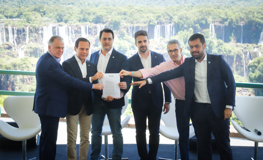 Compromisso com o desenvolvimento sustentável, reformas estruturantes, proteção das fronteiras e um pedido para que o governo federal dê suporte aos estados para um possível enfrentamento ao coronavírus estão entre os principais pontos da Carta de Foz do Iguaçu. O documento final do encontro do Consórcio de Integração Sul e Sudeste (Cosud) foi apresentado neste sábado (29) pelos governadores das duas regiões, durante uma coletiva de imprensa no Parque Nacional do Iguaçu.