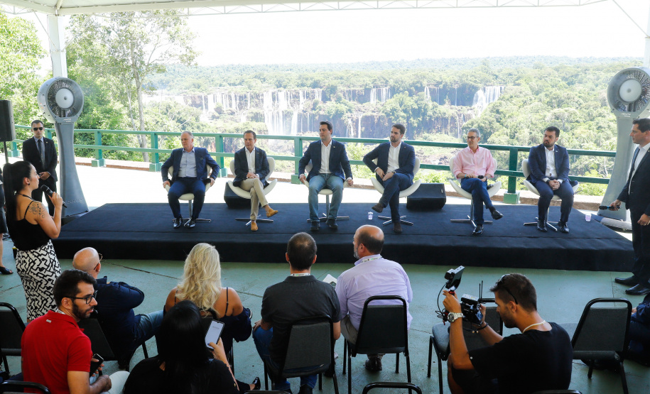 Compromisso com o desenvolvimento sustentável, reformas estruturantes, proteção das fronteiras e um pedido para que o governo federal dê suporte aos estados para um possível enfrentamento ao coronavírus estão entre os principais pontos da Carta de Foz do Iguaçu. O documento final do encontro do Consórcio de Integração Sul e Sudeste (Cosud) foi apresentado neste sábado (29) pelos governadores das duas regiões, durante uma coletiva de imprensa no Parque Nacional do Iguaçu.