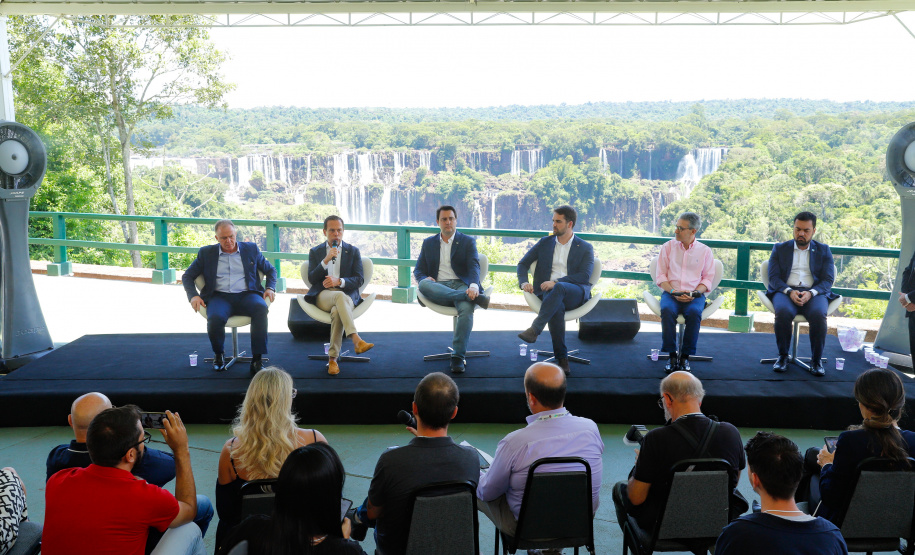 Compromisso com o desenvolvimento sustentável, reformas estruturantes, proteção das fronteiras e um pedido para que o governo federal dê suporte aos estados para um possível enfrentamento ao coronavírus estão entre os principais pontos da Carta de Foz do Iguaçu. O documento final do encontro do Consórcio de Integração Sul e Sudeste (Cosud) foi apresentado neste sábado (29) pelos governadores das duas regiões, durante uma coletiva de imprensa no Parque Nacional do Iguaçu.