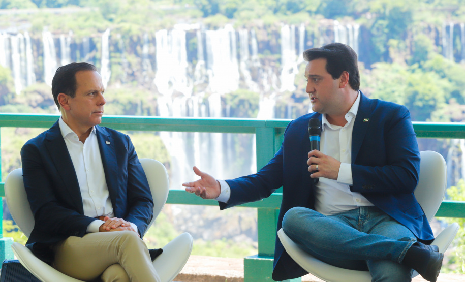 Compromisso com o desenvolvimento sustentável, reformas estruturantes, proteção das fronteiras e um pedido para que o governo federal dê suporte aos estados para um possível enfrentamento ao coronavírus estão entre os principais pontos da Carta de Foz do Iguaçu. O documento final do encontro do Consórcio de Integração Sul e Sudeste (Cosud) foi apresentado neste sábado (29) pelos governadores das duas regiões, durante uma coletiva de imprensa no Parque Nacional do Iguaçu.