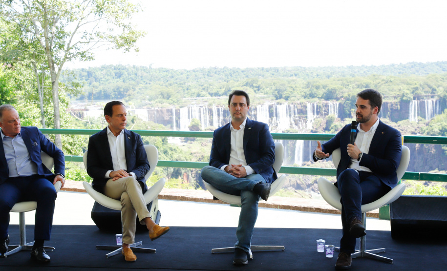 Compromisso com o desenvolvimento sustentável, reformas estruturantes, proteção das fronteiras e um pedido para que o governo federal dê suporte aos estados para um possível enfrentamento ao coronavírus estão entre os principais pontos da Carta de Foz do Iguaçu. O documento final do encontro do Consórcio de Integração Sul e Sudeste (Cosud) foi apresentado neste sábado (29) pelos governadores das duas regiões, durante uma coletiva de imprensa no Parque Nacional do Iguaçu.