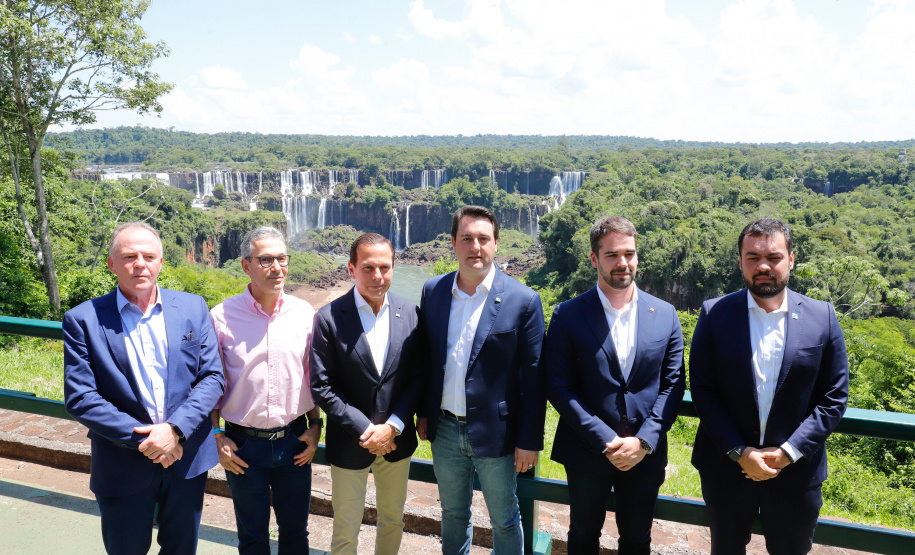 Compromisso com o desenvolvimento sustentável, reformas estruturantes, proteção das fronteiras e um pedido para que o governo federal dê suporte aos estados para um possível enfrentamento ao coronavírus estão entre os principais pontos da Carta de Foz do Iguaçu. O documento final do encontro do Consórcio de Integração Sul e Sudeste (Cosud) foi apresentado neste sábado (29) pelos governadores das duas regiões, durante uma coletiva de imprensa no Parque Nacional do Iguaçu.