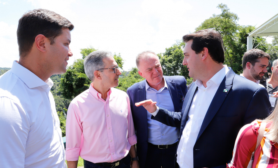 Compromisso com o desenvolvimento sustentável, reformas estruturantes, proteção das fronteiras e um pedido para que o governo federal dê suporte aos estados para um possível enfrentamento ao coronavírus estão entre os principais pontos da Carta de Foz do Iguaçu. O documento final do encontro do Consórcio de Integração Sul e Sudeste (Cosud) foi apresentado neste sábado (29) pelos governadores das duas regiões, durante uma coletiva de imprensa no Parque Nacional do Iguaçu.