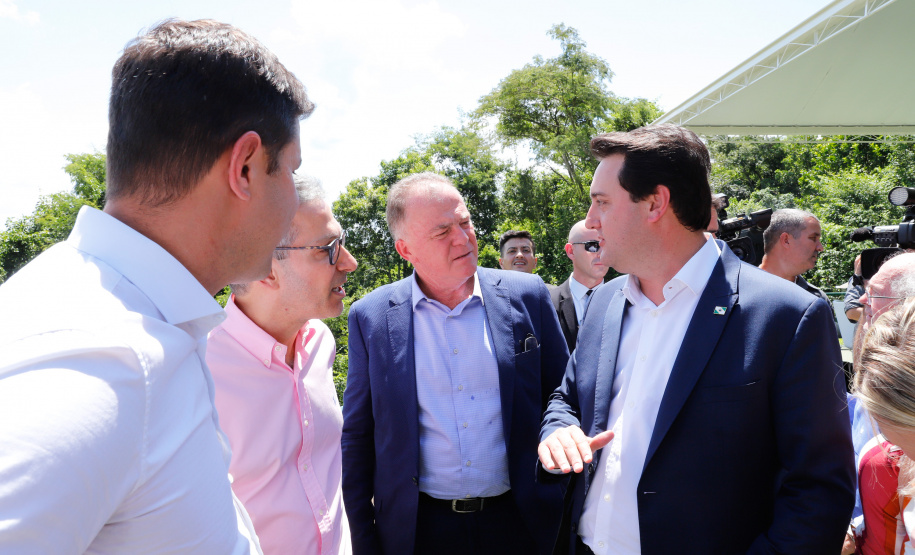 Compromisso com o desenvolvimento sustentável, reformas estruturantes, proteção das fronteiras e um pedido para que o governo federal dê suporte aos estados para um possível enfrentamento ao coronavírus estão entre os principais pontos da Carta de Foz do Iguaçu. O documento final do encontro do Consórcio de Integração Sul e Sudeste (Cosud) foi apresentado neste sábado (29) pelos governadores das duas regiões, durante uma coletiva de imprensa no Parque Nacional do Iguaçu.