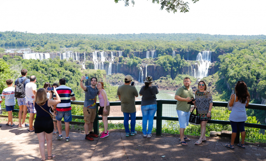 Compromisso com o desenvolvimento sustentável, reformas estruturantes, proteção das fronteiras e um pedido para que o governo federal dê suporte aos estados para um possível enfrentamento ao coronavírus estão entre os principais pontos da Carta de Foz do Iguaçu. O documento final do encontro do Consórcio de Integração Sul e Sudeste (Cosud) foi apresentado neste sábado (29) pelos governadores das duas regiões, durante uma coletiva de imprensa no Parque Nacional do Iguaçu.